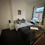 Lovely Town House Room 2